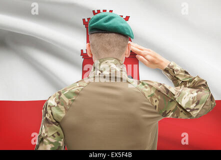 Soldat im Hut vor Nationalflagge Reihe - Gibraltar Stockfoto