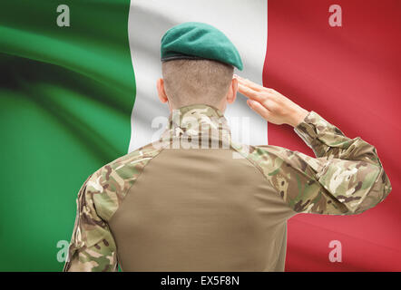 Soldat im Hut vor Nationalflagge Reihe - Italien Stockfoto