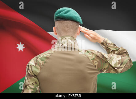 Soldat im Hut vor Nationalflagge Reihe - Jordanien Stockfoto