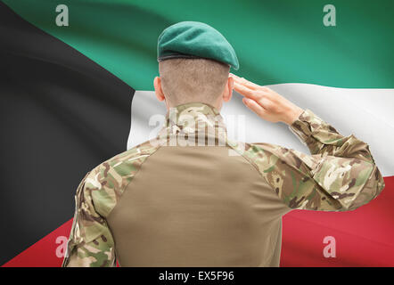 Soldat im Hut vor Nationalflagge Reihe - Kuwait Stockfoto