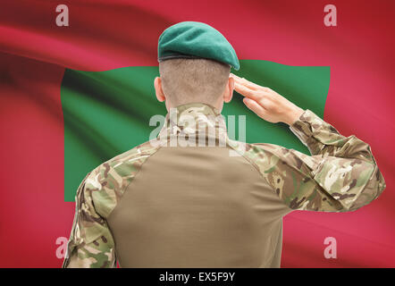 Soldat im Hut vor Nationalflagge Reihe - Malediven Stockfoto