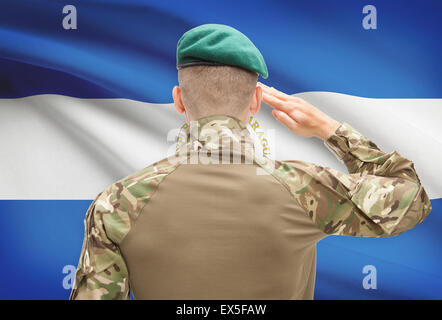 Soldat im Hut vor Nationalflagge Reihe - Nicaragua Stockfoto