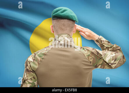 Soldat im Hut vor Nationalflagge Reihe - Palau Stockfoto