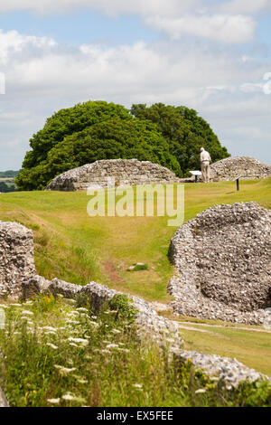 Ein Mann liest eine Informationstafel über das Hügelfort der Eisenzeit in Old Sarum, nahe Salisbury, Wiltshire, Großbritannien im Juli Stockfoto