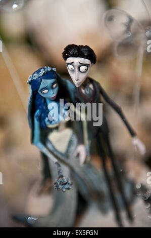 Kooky Hochzeitstorte Figuren Stockfoto