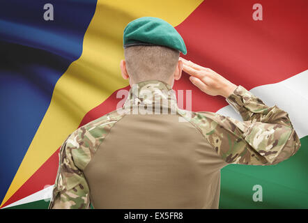 Soldat im Hut vor Nationalflagge Reihe - Seychellen Stockfoto