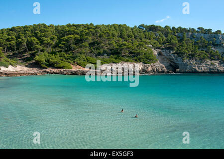 Zwei Schwimmer in der Azure klar Flachwasser Trebaluger Strand auf der Insel Menorca Spanien Stockfoto