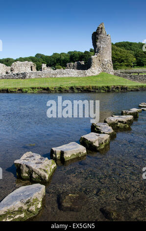 Trittsteine über den Fluss Ogmore neben Ogmore Burg, South Wales, UK. Stockfoto