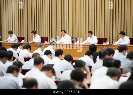 Peking, China. 7. Juli 2015. Liu Yunshan, Mitglied des ständigen Ausschusses des Politbüros des ZK, spricht auf einer Konferenz über die Verbesserung der Massenorganisationen Betrieb in Peking, Hauptstadt von China, 7. Juli 2015. © Wang Ye/Xinhua/Alamy Live-Nachrichten Stockfoto