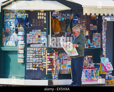 Mann liest eine italienische Sportzeitung vor ein Nachrichten und Souvenir-Kiosk Burano venezianischen Lagune Veneto Italien Europa Stockfoto