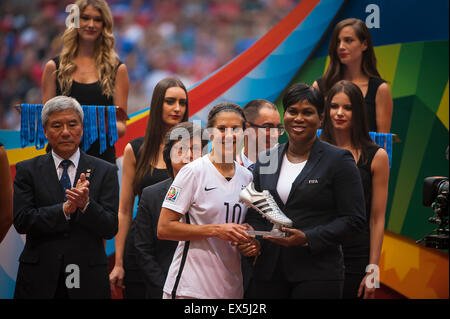 Vancouver, Kanada. 5. Juli 2015. Vereinigten Staaten Mittelfeldspieler Carli Lloyd (#10) erhält den Adidas Silber Boot-Award nach dem WM-Endspiel zwischen den USA und Japan bei der FIFA Frauen WM Kanada 2015 im BC Place Stadium. USA gewann mit 5: 2. © Matt Jacques/Alamy Live News Bildnachweis: Matt Jacques/Alamy Live-Nachrichten Stockfoto