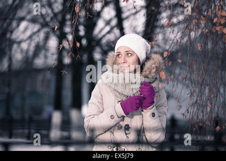 Outdoor Winter Closeup bunte Porträt des jungen glücklich Brünette. Stockfoto