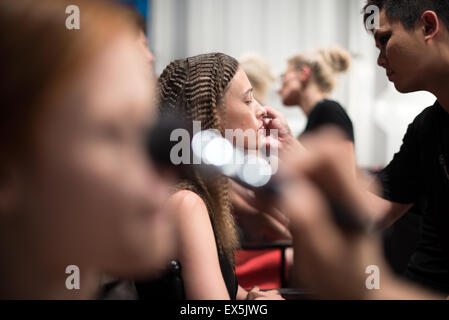 Berlin, Deutschland. 7. Juli 2015. Modelle erhalten Make-up angewendet backstage vor der Show des Modelabels Marc Cain während der Mercedes-Benz Fashion Week in Berlin, Deutschland, 7. Juli 2015. Die Kollektionen für Frühjahr/Sommer 2016 werden auf der Berlin Fashion Week vom 07. bis 10. Juli vorgestellt. Foto: BERND VON JUTRCZENKA/Dpa/Alamy Live-Nachrichten Stockfoto