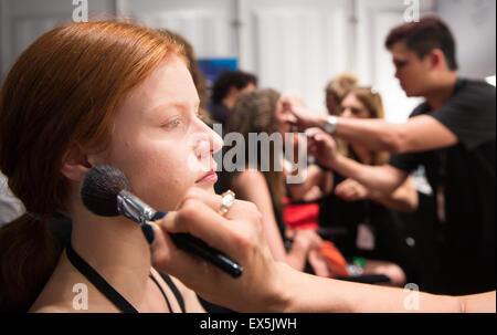 Berlin, Deutschland. 7. Juli 2015. Modelle erhalten Make-up angewendet backstage vor der Show des Modelabels Marc Cain während der Mercedes-Benz Fashion Week in Berlin, Deutschland, 7. Juli 2015. Die Kollektionen für Frühjahr/Sommer 2016 werden auf der Berlin Fashion Week vom 07. bis 10. Juli vorgestellt. Foto: BERND VON JUTRCZENKA/Dpa/Alamy Live-Nachrichten Stockfoto