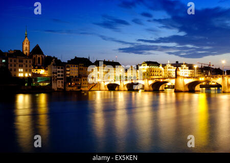 Blick auf die Mittlere Brücke (mittlere Brücke), Basel, Schweiz Stockfoto