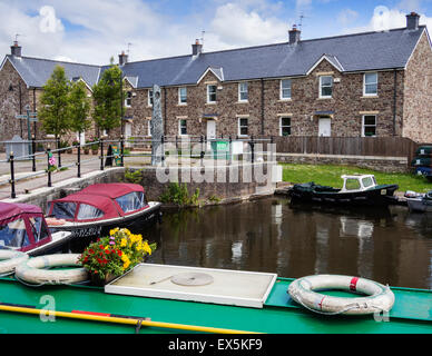 Boote und Häuser in Brecon Canal Basin, Monmouthshire und Brecon Canal, (Mon & Brec), Powys, Wales, UK Stockfoto