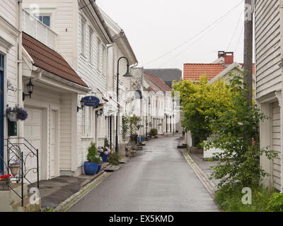 Flekkefjord Kleinstadt an der Südküste Norwegens, engen Gassen und alten hölzernen getäfelten Häusern dominieren das Zentrum Stockfoto