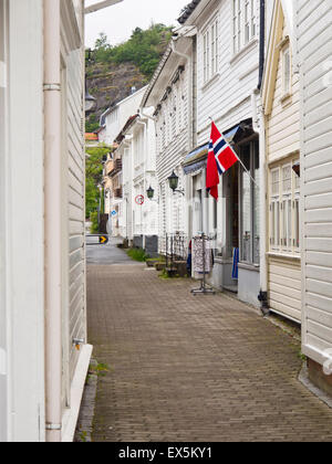 Flekkefjord Kleinstadt an der Südküste Norwegens, engen Gassen und alten hölzernen getäfelten Häusern dominieren das Zentrum Stockfoto