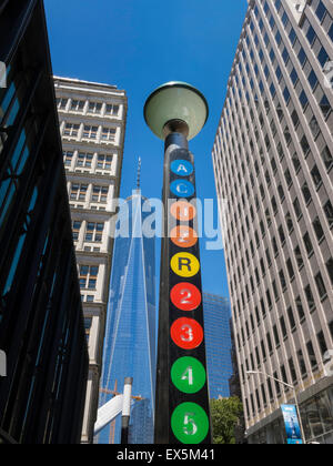 U-Bahn Linien Wegweiser, The Fulton Center u-Bahnstation mit der Freedom Tower im Hintergrund, Lower Manhattan, NYC, USA Stockfoto