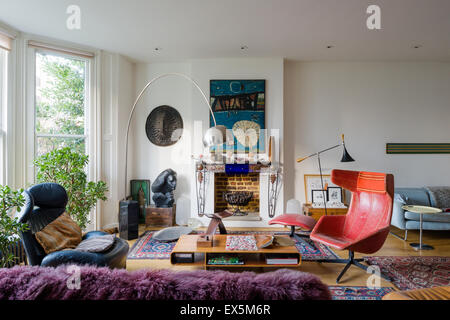 Helles Wohnzimmer mit eklektischen Möbel gefüllt. Die Bogenlampe ist von Archille Castiglione, der Coffee Table von Barber Oserby Stockfoto