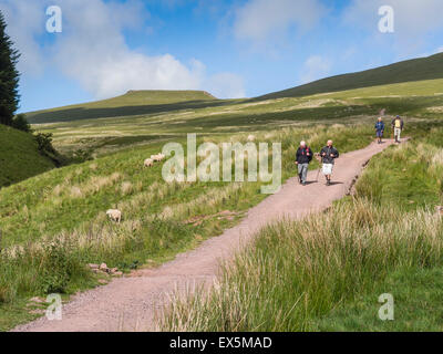 Wanderer auf dem Weg vom Mais Du und Pen y Fan Berge zum Pont Ar Daf in den Brecon Beacons National Park, Powys, Wales, UK Stockfoto