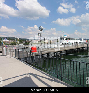 Kreuzfahrt-Schiff auf dem Zürichsee an Liegeplätzen Stockfoto