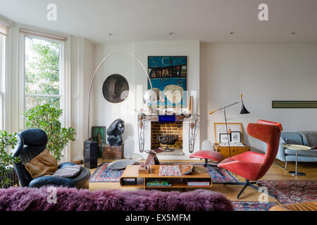 Helles Wohnzimmer mit eklektischen Möbel gefüllt. Die Bogenlampe ist von Archille Castiglione, der Coffee Table von Barber Oserby Stockfoto