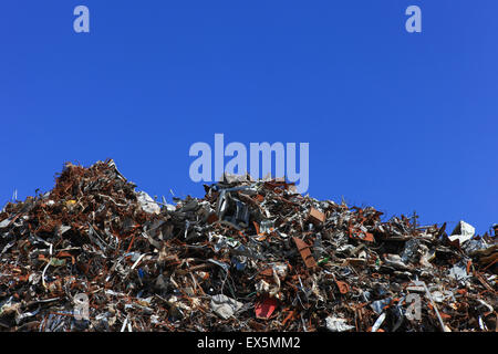 Schrott-Metall-Yard mit klaren blauen Himmel Stockfoto