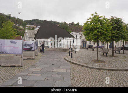 Flekkefjord auf der Südküste Norwegens, engen Gassen und alten Häuser aus Holz getäfelten dominieren die Center, quadratische Stadtpark Stockfoto