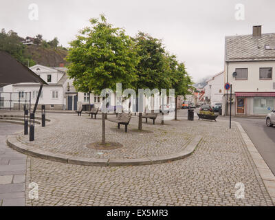 Flekkefjord auf der Südküste Norwegens, engen Gassen und alten Häuser aus Holz getäfelten dominieren die Center, quadratische Stadtpark Stockfoto