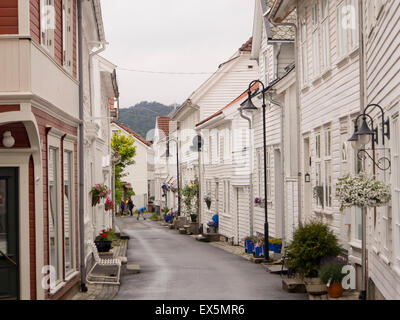 Flekkefjord Kleinstadt an der Südküste Norwegens, engen Gassen und alten hölzernen getäfelten Häusern dominieren das Zentrum Stockfoto