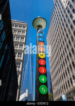 U-Bahn Linien Wegweiser, The Fulton Center u-Bahnstation mit der Freedom Tower im Hintergrund, Lower Manhattan, NYC, USA Stockfoto