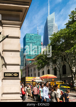 HSBC Bank Filiale Messing Schild, Fifth Avenue und 40th Street, NYC, USA Stockfoto