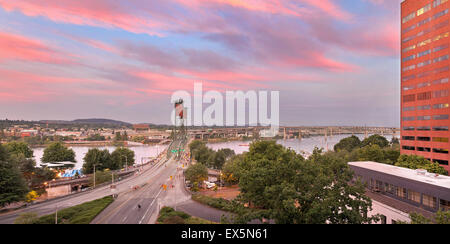 Portland Oregon Innenstadt Waterfront und Hawthorne Bridge Susanne Kreuzung Marquam Bridge über Willamette River während der alpen Stockfoto