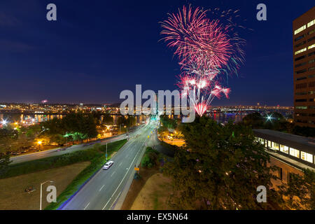 4. Juli Feuerwerk in Portland Oregon Innenstadt am Wasser von Hawthorne Bridge während der blauen Stunde am Abend Stockfoto