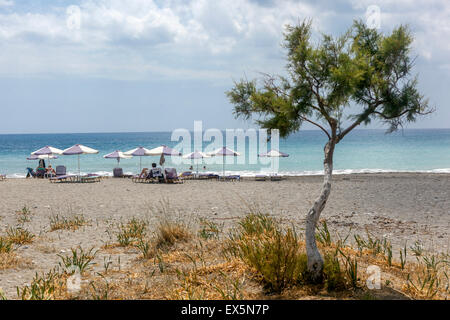 Ruhige Landschaft Strand, Plakias, Südkreta Strand Griechenland Europa Urlauber unter Sonnenschirmen, am Meer Stockfoto
