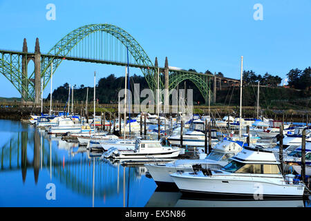 Boote im Hafen von Newport Marina und Yaquina Bay Bridge, Newport, Oregon USA Stockfoto