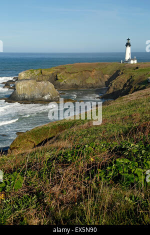 Historischen Yaquina Head Lighthouse und felsigen Landzunge, Yaquina Head herausragende Naturraum, Newport, Oregon USA Stockfoto