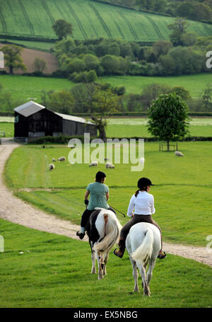 Zwei Dame Reiter auf einem Pferd Reiten-Urlaub in der Nähe von Winchcombe in den Cotswolds, Gloucestershire UK Stockfoto