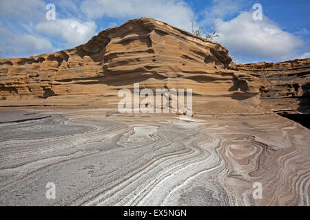 Pfannkuchen-geschichteten Sandstein Felsformationen entlang der trockenen felsigen Küste auf der Insel São Nicolau, Kap Verde / Cabo Verde, Afrika Stockfoto