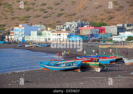 Bunte hölzerne Fischerboote auf dem schwarzen sand Strand von Tarrafal de São Nicolau auf der Insel São Nicolau, Kap Verde, Afrika Stockfoto