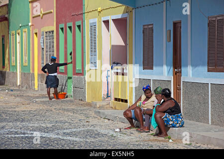 Kreolische Frauen reden vor Haustür in der Straße im Ort Sal Rei auf der Insel Boa Vista, Kap Verde / Cabo Verde, Afrika Stockfoto