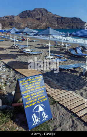 Strand, Plakias, Kreta, griechische Insel, Griechenland. Die Tschechisch-Englisch-Ankündigungen Stockfoto