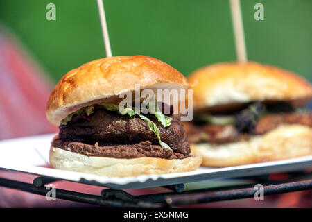 Zwei Fleischburger auf einem Stock, Take Away Burger Stockfoto