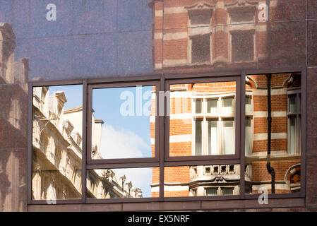 Reflexionen in den Fenstern eines Gebäudes in Old Broad Street in der Nähe von Liverpool Street station Stockfoto