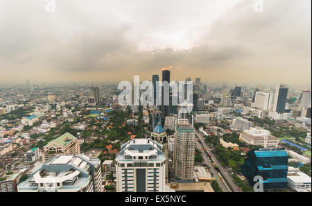 Luftaufnahme der Bangkoks Skyline in einem dunstig und versmogte Tag bei Sonnenuntergang während der Monsunzeit. Konzept der Luftverschmutzung in den Städten. Stockfoto