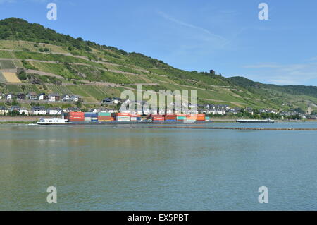 Schiff vor Lorchhausen mit Fluss Rhein UNESCO-Welterbe Stockfoto