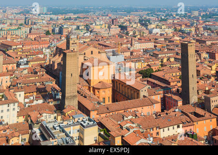 Bologna, Emilia-Romagna, Italien. Gesamtansicht der Stadt. Torre Prendiparte rechts vom Metropolitan-Kathedrale Stockfoto