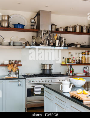 Offene Shleving in hellen luftigen Küche Küchenherd mit Granit belegt Arbeitsflächen Stockfoto