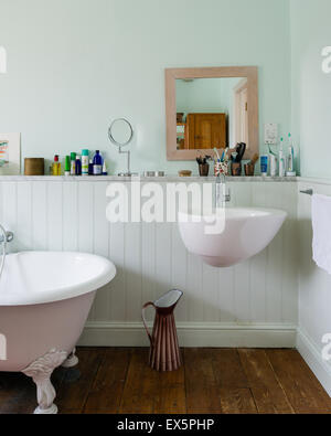 Villeroy und Boche Waschbecken und Armaturen im Licht blau Badezimmer mit freistehender Badewanne Roll-top Stockfoto